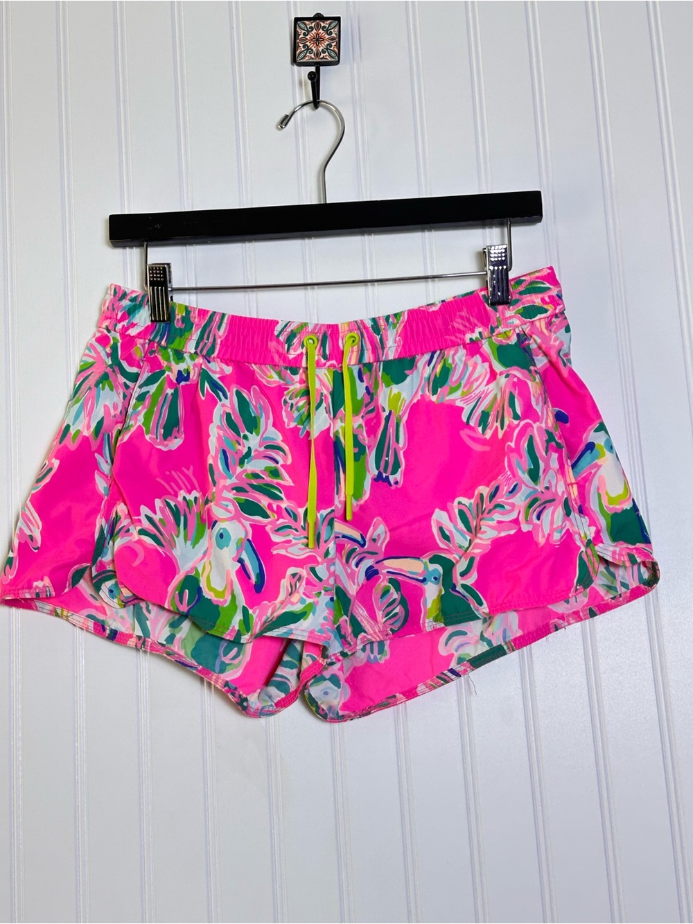 Lilly Pulitzer Pink Parrot Print Athletic Shorts S lightweight unlined